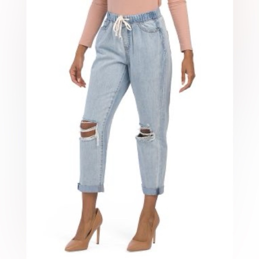 Women’s distressed jeans